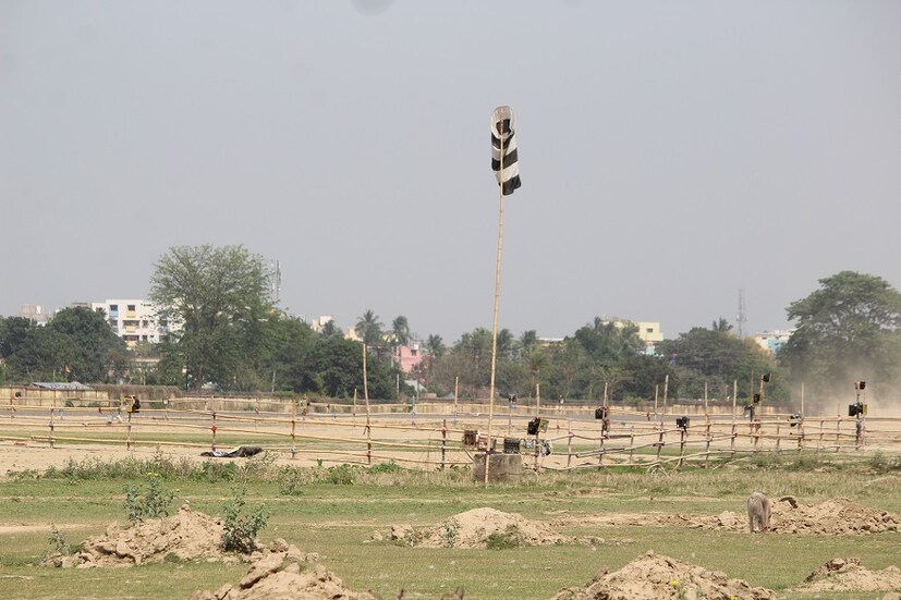  সব কিছু ঠিকঠাক চললে আগামী বছরেই মালদহের আকাশে পাক খেতে দেখা যাবে যাত্রীবাহী বিমান। মালদহ বিমানবন্দর থেকে কোচবিহার,বাগডোগরা,বালুরঘাট, কলকাতা পর্যন্ত ছোট বিমান চালুর পরিকল্পনা রয়েছে রাজ্য সরকারের ।Photo: Siddhartha Sarkar
