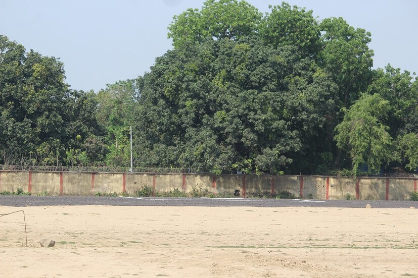 রানওয়ে তৈরির কাজ সম্পূর্ণ হতে এখনও অনেক সময় বাকী থাকলেও মালদহ বিমানবন্দরে একটা অস্থায়ী হেলিপ্যাড তৈরি করা হয়েছে ৷ যেখানে বর্তমানে নির্বাচনী প্রচারের কাজে নেতা-নেত্রীরা এই বিমানবন্দরকে মাঝে-মধ্যেই কাজে লাগিয়েছেন ৷ আপাতত রানওয়ে-র রাস্তা বাঁধানোর কাজ শুরু হয়েছে ৷ এবং বিমানবন্দরের জল নিষ্কাশনের কাজে কালভার্ট তৈরির কাজও অনেকটাই সম্পূর্ণ ৷ Photo: Siddhartha Sarkar