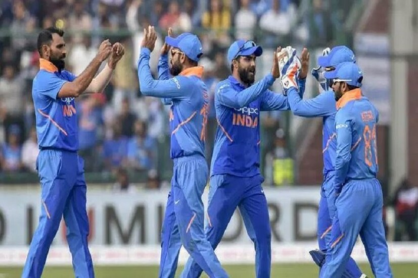 রোহিত-বিরাটরা আগামী ৩০ জুনের ম্যাচে কোন জার্সিতেই নামবে তা এখনও নিশ্চিত নয় ৷ তবে শোনা যাচ্ছে, কমলা জার্সি পরে খেললেও তাতে থাকবে নীল রঙের ছোঁয়া ৷ সোশ্যাল মিডিয়ায় এই জল্পনার উপর ভিত্তি করে ঘুরছে নানা ছবি ৷ তবে জার্সির আসল ডিজাইন এখনও সামনে আসেনি ৷৷ Photo -PTI