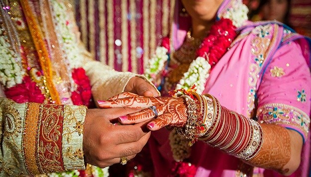 কর্কট- কর্কট রাশির জাতকেরা সম্পর্ক ও বিয়ে নিয়ে খুবই সিরিয়াস ৷ তাই এদের বেশি দেরি না করে জলদিই বিয়ে করা উচিত ৷ সঠিক বয়স ২৮ ৷ কর্কট- কর্কট রাশির জাতকেরা সম্পর্ক ও বিয়ে নিয়ে খুবই সিরিয়াস ৷ তাই এদের বেশি দেরি না করে জলদিই বিয়ে করা উচিত ৷ সঠিক বয়স ২৮ ৷