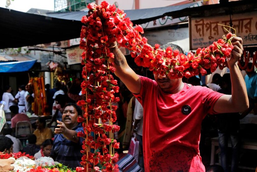 নববর্ষের আবাহনে মেতে বাংলা। কালীঘাট, তারাপীঠ, দক্ষিণেশ্বরে ভিড় (Image: AP)