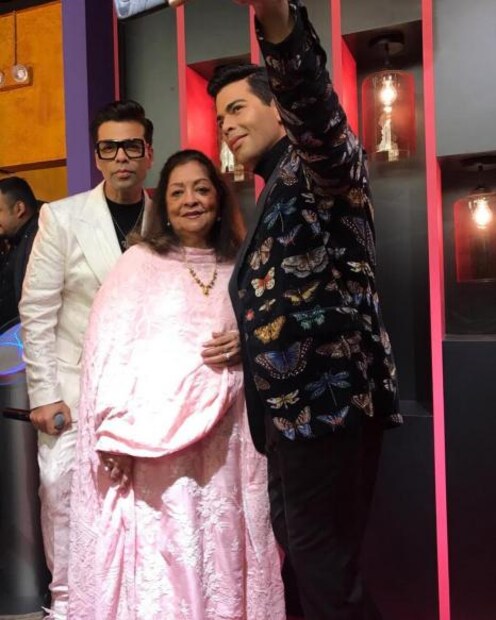নিজের মোমের মূর্তি উদ্বোধন করলেন প্রযোজক-পরিচালক করণ জোহর। সঙ্গে ছিলেন তাঁর মা। 