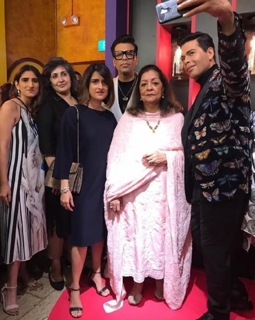 করণ জোহরের সেলফি তোলার ভঙ্গিতে তৈরি করা হয়েছে মূর্তিটি। নিজের মোমের মূর্তির সামনে দাঁড়িয়ে ছবি তুলে তা ভক্তদের জন্য ইন্সটাগ্রামে শেয়ার করেছেন তিনি। করণ জোহরের সেলফি তোলার ভঙ্গিতে তৈরি করা হয়েছে মূর্তিটি। নিজের মোমের মূর্তির সামনে দাঁড়িয়ে ছবি তুলে তা ভক্তদের জন্য ইন্সটাগ্রামে শেয়ার করেছেন তিনি।