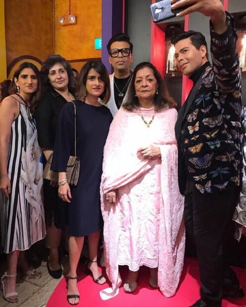 করণ জোহরের সেলফি তোলার ভঙ্গিতে তৈরি করা হয়েছে মূর্তিটি। নিজের মোমের মূর্তির সামনে দাঁড়িয়ে ছবি তুলে তা ভক্তদের জন্য ইন্সটাগ্রামে শেয়ার করেছেন তিনি।  