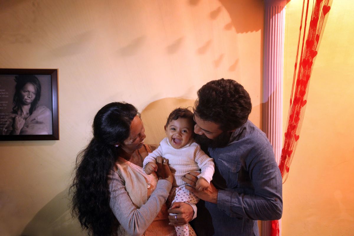 • তাঁর দোষ ছিল একটাই ৷ দ্বিগুণ বয়সের এক ব্যক্তির প্রেমের প্রস্তাবে রাজি হননি লক্ষ্মী ৷ প্রতিশোধ নিতে লক্ষ্মীর উপর অ্যাসিড অ্যাটাক করেন তিনি ৷ পুরো ঝলসে যায় তাঁর মুখ ৷ স্থানীয় কিছু লোক তাঁকে সঙ্গে সঙ্গে রাম মনোহর লোহিয়া হাসপাতালে নিয়ে যায় ৷ • তাঁর দোষ ছিল একটাই ৷ দ্বিগুণ বয়সের এক ব্যক্তির প্রেমের প্রস্তাবে রাজি হননি লক্ষ্মী ৷ প্রতিশোধ নিতে লক্ষ্মীর উপর অ্যাসিড অ্যাটাক করেন তিনি ৷ পুরো ঝলসে যায় তাঁর মুখ ৷ স্থানীয় কিছু লোক তাঁকে সঙ্গে সঙ্গে রাম মনোহর লোহিয়া হাসপাতালে নিয়ে যায় ৷