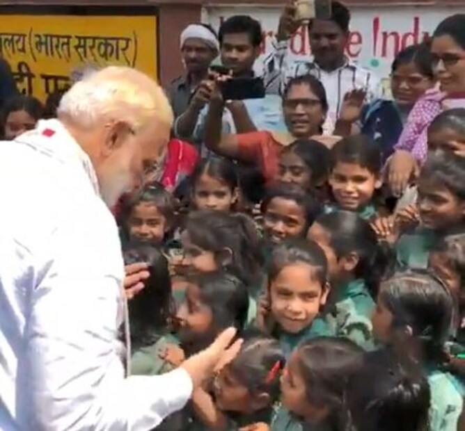 শুক্রবার সকালেই বারাণসীতে নিজের মনোনয়ন পত্র জমা দিয়েছেন তিনি ৷ সেই সময় মোদির সঙ্গে উপস্থিত ছিলেন বিজেপি সভাপতি অমিত শাহ, রাজনাথ সিং, সুষমা স্বরাজ ৷ পাশাপাশি মোদির মনোনয়ন পেশের সময় তাঁর পাশে ছিলেন এনডিএ-র শীর্ষ নেতারাও ৷
