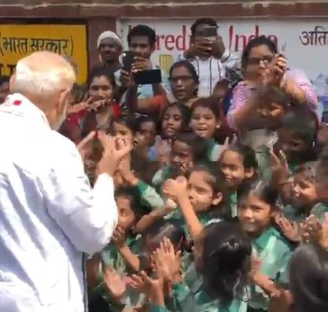 সম্প্রতি একটি ভিডিও ভাইরাল হয়েছে সোশ্যাল মিডিয়ায় ৷ যেখানে নেই কোনও নির্বাচনের তাড়াহুড়ো ৷ ছোট্ট ছোট্ট কচিকাঁচাদের সঙ্গে নিখাদ আনন্দে ভাগীদার হতেই হাজির মোদি ৷ 