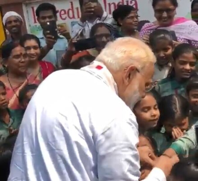 শুক্রবার সকালে আচমকাই এই স্কুলে হাজির হন তিনি ৷ সমস্ত প্রোটকল ভেঙে বেনারসের ছাবনী পরিষদ বালিকা বিদ্যালয়ে হাজির হন নরেন্দ্র মোদি ৷