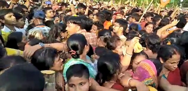 মঙ্গলবার রাজ্যজুড়ে ছিল চতুর্থ দফার লোকসভা নির্বাচন ৷ সেই নির্বাচনের দিনই রাজ্যের অন্য প্রান্তে সভা করলেন নরেন্দ্র মোদি ৷ সেই সভা উপলক্ষ্যে সকাল থেকেই ভিড়ে ভিড় ভাটপাড়া ৷ কিন্তু সেই ভিড় অনুযায়ী যথাযথ নিরাপত্তার ব্যবস্থা ছিল না ৷ মঙ্গলবার রাজ্যজুড়ে ছিল চতুর্থ দফার লোকসভা নির্বাচন ৷ সেই নির্বাচনের দিনই রাজ্যের অন্য প্রান্তে সভা করলেন নরেন্দ্র মোদি ৷ সেই সভা উপলক্ষ্যে সকাল থেকেই ভিড়ে ভিড় ভাটপাড়া ৷ কিন্তু সেই ভিড় অনুযায়ী যথাযথ নিরাপত্তার ব্যবস্থা ছিল না ৷