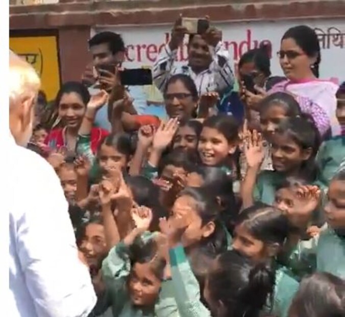 সেখানেই কচি কাঁচাদের সঙ্গে কবিতা পাঠে মাতলেন নরেন্দ্র মোদি ৷ শুধু কচি কাঁচারাই নন ৷ তাদের সঙ্গে রয়েছেন তাদের মা-বাবারাও ৷ হাতের তালে তালে করলেন কবিতা পাঠ ৷  