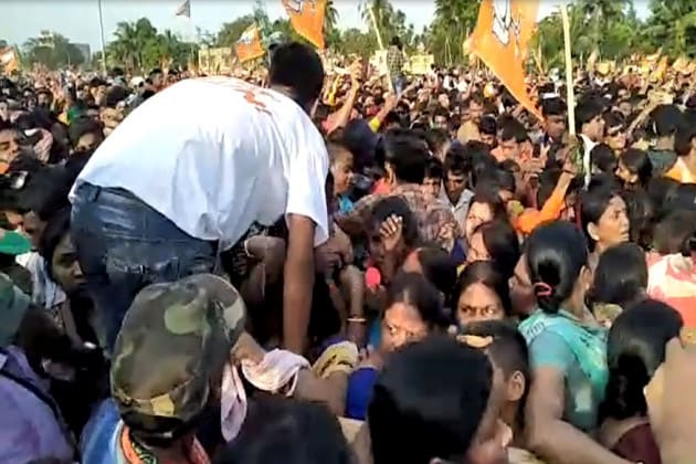 িবজেপির এবার টার্গেট, বাংলা। অমিত শাহের স্বপ্ন অন্তত তেইশটি আসন জয়। সেই লক্ষ্যেই, বার বার এ রাজ্যে প্রচারে এসে সুর চড়াচ্ছেন নরেন্দ্র মোদি। কখনও মমতাকে স্পিডব্রেকার, কখনও স্টিকার দিদি বলে কটাক্ষ করছেন। সোমবার উত্তর ২৪ পরগনার ভাটপাড়ার সভা থেকেও মমতাকে নিশানা করে সুর চড়ান মোদি ৷ িবজেপির এবার টার্গেট, বাংলা। অমিত শাহের স্বপ্ন অন্তত তেইশটি আসন জয়। সেই লক্ষ্যেই, বার বার এ রাজ্যে প্রচারে এসে সুর চড়াচ্ছেন নরেন্দ্র মোদি। কখনও মমতাকে স্পিডব্রেকার, কখনও স্টিকার দিদি বলে কটাক্ষ করছেন। সোমবার উত্তর ২৪ পরগনার ভাটপাড়ার সভা থেকেও মমতাকে নিশানা করে সুর চড়ান মোদি ৷