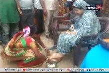 নির্বাচনী প্রচারে তৃণমূল প্রার্থীর পা ধুয়ে দিলেন আদিবাসী মহিলারা নির্বাচনী প্রচারে তৃণমূল প্রার্থীর পা ধুয়ে দিলেন আদিবাসী মহিলারা