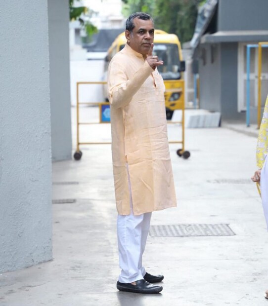 স্ত্রীকে সঙ্গে নিয়ে ভোট দিতে আসেন বিজেপি সাংসদ ও অভিনেতা পরেশ রাওয়াল