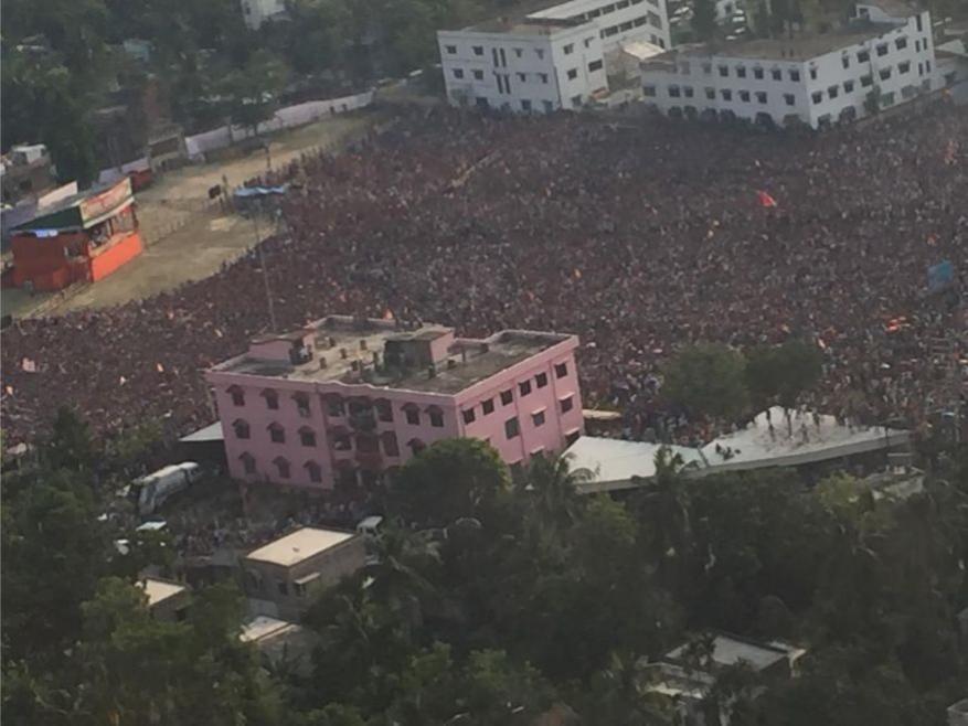 রানাঘাটের সভা থেকে চিটফান্ডে অভিযুক্তদের বিরুদ্ধে ব্যবস্থা গ্রহণের আশ্বাস দিয়েছেন তিনি (Image: News18) রানাঘাটের সভা থেকে চিটফান্ডে অভিযুক্তদের বিরুদ্ধে ব্যবস্থা গ্রহণের আশ্বাস দিয়েছেন তিনি (Image: News18)