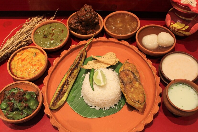 কষা মাংস, চিংড়ি মালাই কারি, বাসন্তি পোলাও, শুক্ত, ধোকার ডালনা, মাছের পাতুরি, মোচার ঘণ্ট, মুড়িঘণ্ট, মাছের কালিয়া... আহা ! কী নেই মেনুর লিস্টে ৷ সঙ্গে ডেসার্টে পায়েস, কেসরি রসমালাই, মালাই সন্দেশ, মিষ্টি দই... একেবারে জমজমাট আয়োজন ! আর দাম মাত্র প্লেট প্রতি ৯৯৯+ট্যাক্স ৷