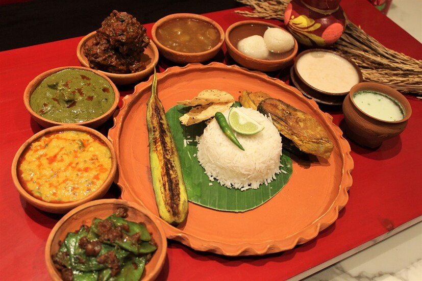 পয়লা বৈশাখ মানেই দেদার ভুরিভোজ ! পয়লা বৈশাখ মানে রোজকার চাউমিন, মোমো, এগ রোল-চিকেন রোল বাদ দিয়ে একেবারে খাঁটি বাঙালিয়ানা ৷ মা-ঠাকুমার হাতে রান্নার স্বাদকে যেন ফিরে পাওয়া ৷ কচুর শাক, কচুর লতি, টকের ডাল বা মাছের মাথা পুঁই শাক ৷ ভাজা মুগের ডালে মাছের মাথা, কচি পাঁঠার ঝোল ! সঙ্গে বাসমতি চালের ভাত কিংবা পোলাও ৷ পয়লা বৈশাখের খাবার-দাবার এছাড়া হয় নাকি ! তবে এই সব কিছু ঘরেই খাবেন, নাকি রেস্তোরাঁয় ৷ তার সিদ্ধান্ত নিতে হবে আপনাকেই ৷ পয়লা বৈশাখের উদযাপনে শহরের প্রায় সব রেস্তোরাঁতেই মিলবে নানা স্বাদের মেন্যু ৷ তবে সব মেন্যুতে থাকবে বাঙালি টাচ !