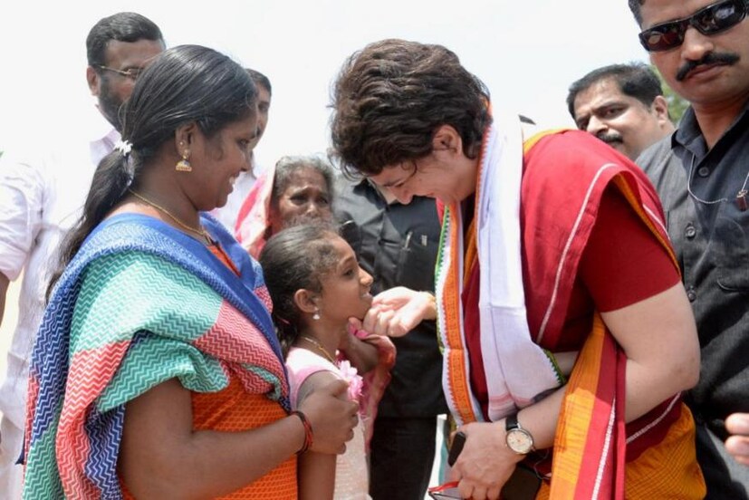 বৃহস্পতিবার বেলা পৌনে ১২টা নাগাদ বোন প্রিয়াঙ্কাকে সঙ্গে নিয়ে রোড শো করে মনোনয়ন জমা দেন রাহুল ৷  রোড শোয়ে স্থানীয়দের সঙ্গে কথাবার্তাও বলেন রাহুল-প্রিয়াঙ্কা । 