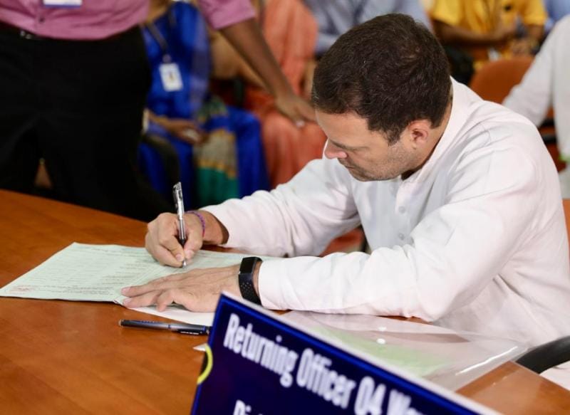 মনোনয়ন জমার পরই ওয়ানাডবাসীর উদ্দেশ্যে প্রিয়াঙ্কার বার্তা, ‘আমার ভাই, আমার সত্যিকারের বন্ধু এবং আমার দেখা সবথেকে সাহসী মানুষ ৷ ওর খেয়াল রেখো ওয়ানাড ৷ ও তোমাদের কখনই হতাশ করবে না ৷’ (Image: UPCC) মনোনয়ন জমার পরই ওয়ানাডবাসীর উদ্দেশ্যে প্রিয়াঙ্কার বার্তা, ‘আমার ভাই, আমার সত্যিকারের বন্ধু এবং আমার দেখা সবথেকে সাহসী মানুষ ৷ ওর খেয়াল রেখো ওয়ানাড ৷ ও তোমাদের কখনই হতাশ করবে না ৷’ (Image: UPCC)