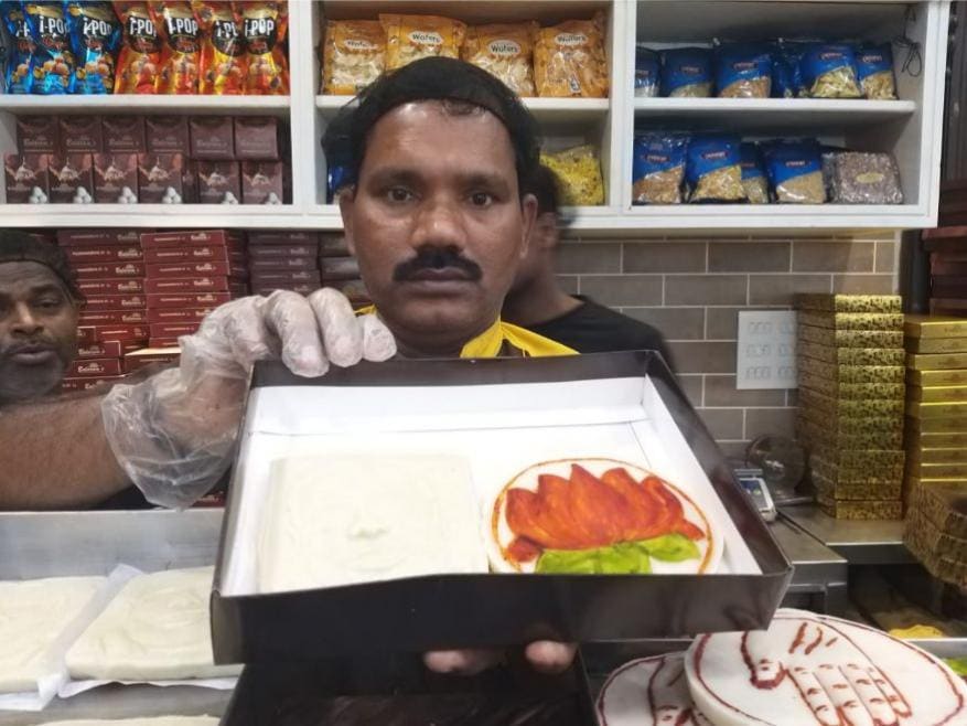 হাতে হাতে হাত-হাতুরি-কাস্তে-তারা, সেজে উঠছে পদ্ম আর ঘাসফুলও। নিপুন হাতে তুলির টান। (Image: News18) হাতে হাতে হাত-হাতুরি-কাস্তে-তারা, সেজে উঠছে পদ্ম আর ঘাসফুলও। নিপুন হাতে তুলির টান। (Image: News18)