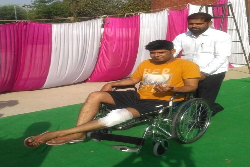 পায়ের চোটও বাধা হয়ে দাড়াতে পারেনি  ৷ হুইল চেয়ারে পোলিংবুথে ৷