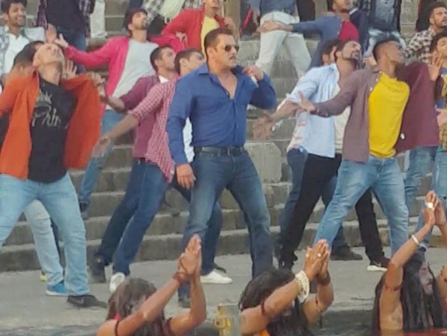 জানা গিয়েছে, এই ছবি উঠে আসবে সাধারণ এক যুবকের চুলবুল পাণ্ডে হয়ে ওঠার গল্প ৷ কীভাবে দাবাং হলেন সলমন খান, তারই ইঙ্গিত থাকবে এই ছবির গল্পে ৷ জানা গিয়েছে, এই ছবি উঠে আসবে সাধারণ এক যুবকের চুলবুল পাণ্ডে হয়ে ওঠার গল্প ৷ কীভাবে দাবাং হলেন সলমন খান, তারই ইঙ্গিত থাকবে এই ছবির গল্পে ৷