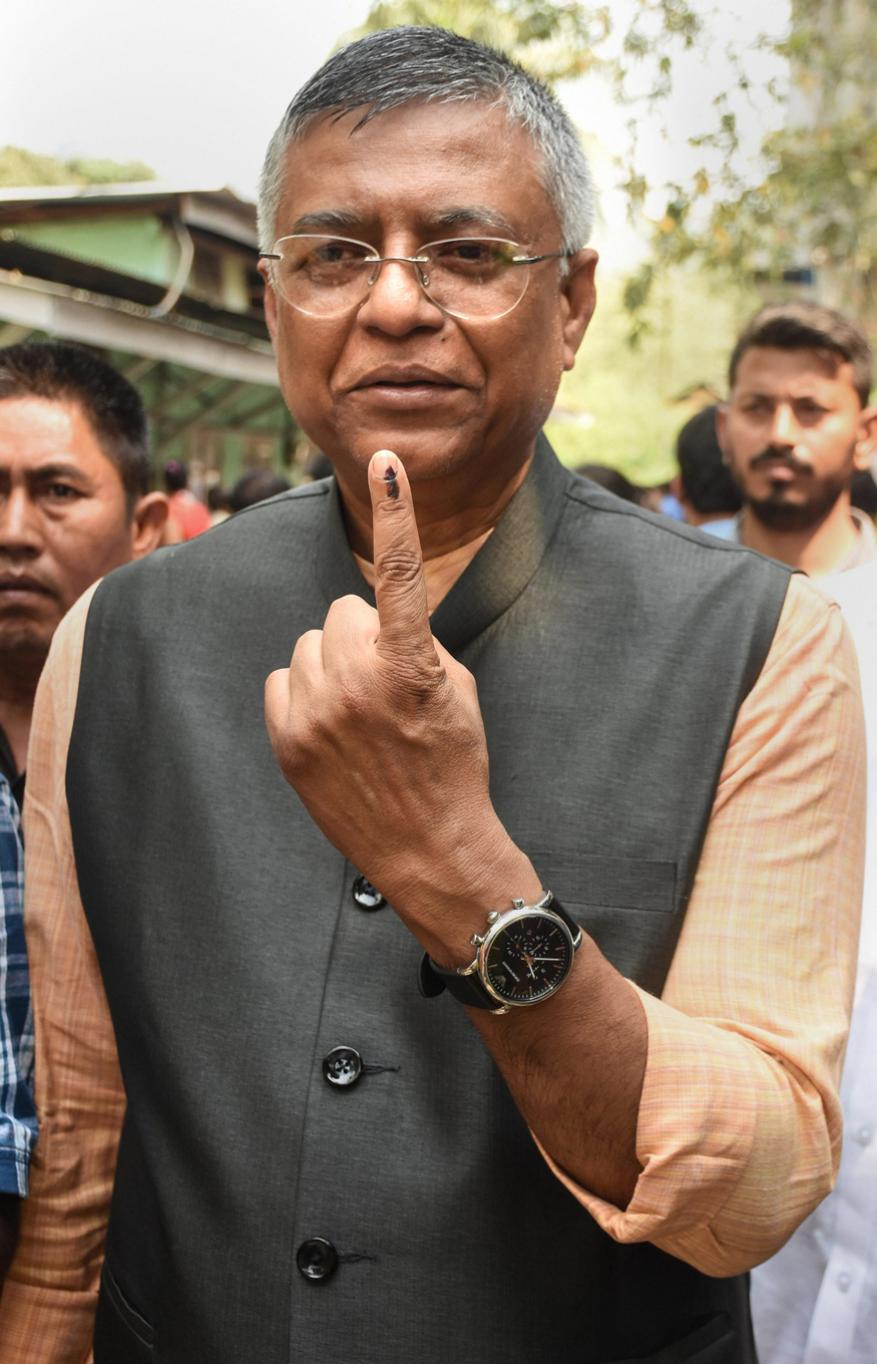 গুয়াহাটির একটি ভোট কেন্দ্রে ভোট দিলেন অসমের শিক্ষা মন্ত্রী সিদ্ধাৰ্থ ভট্টাচাৰ্য্য় (Image: PTI) গুয়াহাটির একটি ভোট কেন্দ্রে ভোট দিলেন অসমের শিক্ষা মন্ত্রী সিদ্ধাৰ্থ ভট্টাচাৰ্য্য় (Image: PTI)