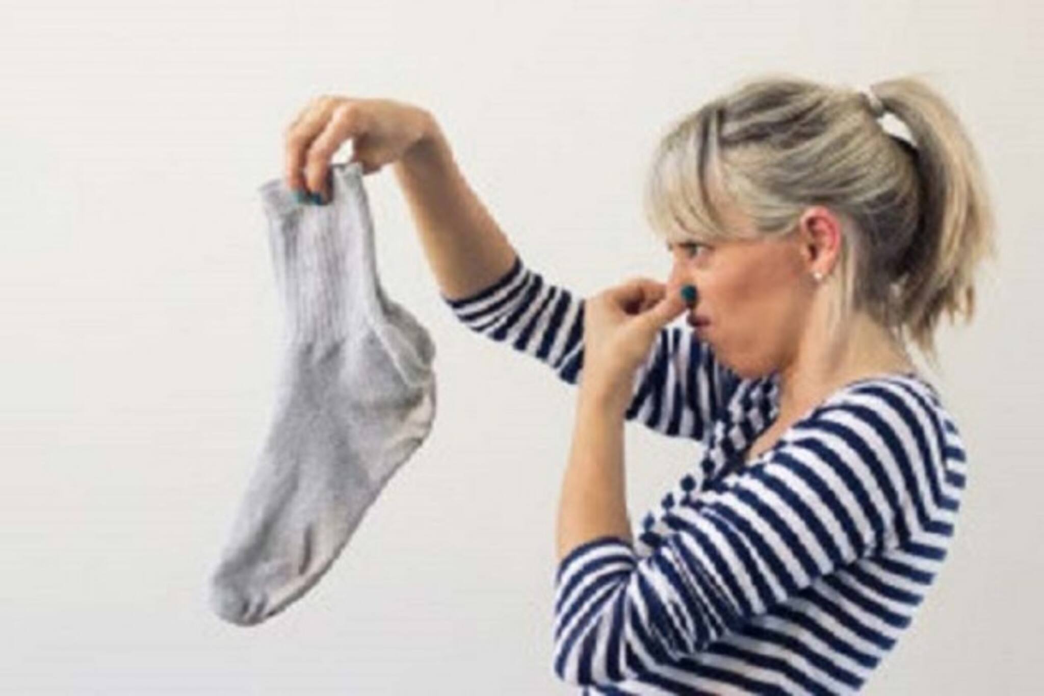 পায়ের ঘামের দুর্গন্ধ দূর করুন সহজ উপায়ে!