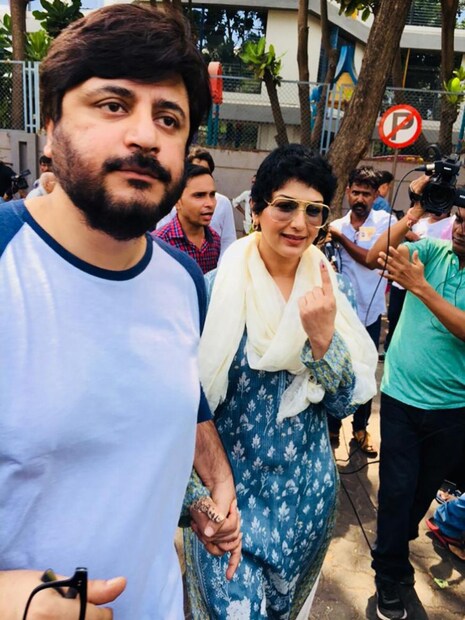 স্বামী গোল্ডি ভেলের সঙ্গে ভোট দিতে পৌঁছন সোনালি বেন্দ্রেও