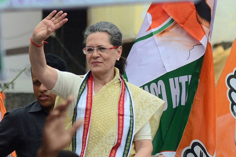 ৩১ মার্চ ২০১৮-এর হিসেব অনুযায়ী সনিয়া গান্ধির বর্তমান বার্ষিক আয় ৯,৬১,৭০০ টাকা ৷ ২০১৩-১৪ সালে তাঁর আয় ছিল ১৭,৬০,০৩২ ৷ এছাড়া UCO ব্যাঙ্কে সনিয়া গান্ধির ১৭৬৫৯৮৮৩ টাকা ফিক্সড ডিপোজিট ও ২,৪৪,৯৬,৪০৫ টাকা শেয়ার রয়েছে ৷ 