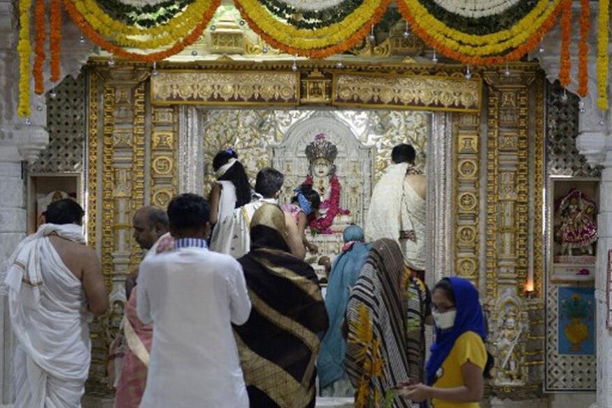 অস্তেয় - চুরি না করা অর্থাৎ পরদ্রব্য হরণ না করা ৷ নিজের যতটুকু আছে ততটুকু নিয়েই সন্তুষ্ট থাকতে হয় ৷ অস্তেয় - চুরি না করা অর্থাৎ পরদ্রব্য হরণ না করা ৷ নিজের যতটুকু আছে ততটুকু নিয়েই সন্তুষ্ট থাকতে হয় ৷