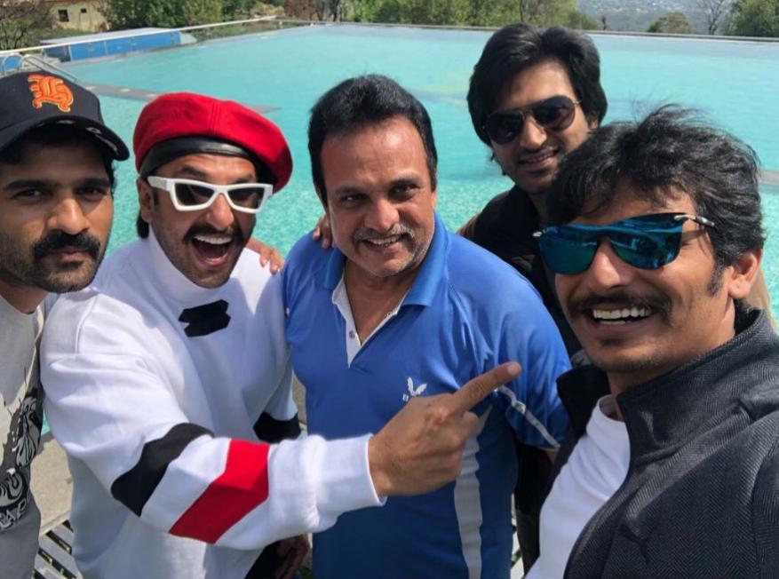 জানা গিয়েছে, এই ছবির সঙ্গে শুধুই যুক্ত থাকবে না কবির খান ৷ সঙ্গে থাকবেন অনুরাগ কাশ্যপ, বিকাশ বহেল, বিক্রমাদিত্য মোতয়ানি, মধু মানতেনা ৷ জানা গিয়েছে, এই ছবির সঙ্গে শুধুই যুক্ত থাকবে না কবির খান ৷ সঙ্গে থাকবেন অনুরাগ কাশ্যপ, বিকাশ বহেল, বিক্রমাদিত্য মোতয়ানি, মধু মানতেনা ৷