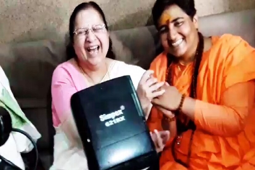 হেমন্ত করকরেকে নিয়ে মন্তব্যের পর যদিও ক্ষমা চেয়েছিলেন প্রজ্ঞা ঠাকুর । তাঁর সঙ্গে আজ দেখা করেন সুমিত্রা মহাজন । 