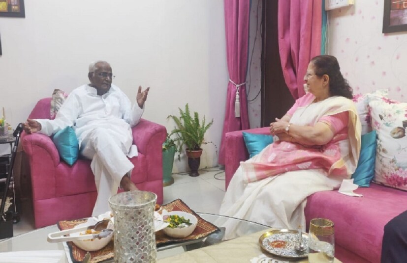প্রজ্ঞা ছাড়াও প্রবীণ বিজেপি নেতা কৈলাস সারঙ্গের সঙ্গেও দেখা করেছেন সুমিত্রা মহাজন । 