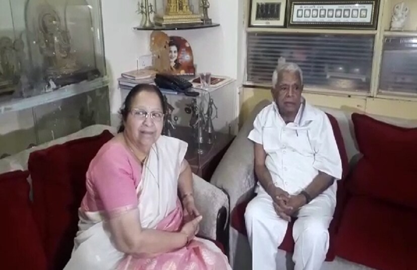 পুরনো সহকর্মীর সঙ্গে বেশ কিছুক্ষণ সময় কাটান মহাজন । 