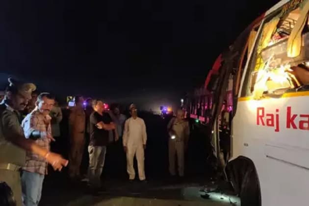 উত্তরপ্রদেশের মনিপুরির কাছে ঘটনাটি ঘটে ৷ আগ্রা-লখনউ এক্সপ্রেসওয়ের উপর দুর্ঘটনটি ঘটেছে ৷ এই ঘটনাটির জেরে ৭ জনের মৃত্যুর খবর মিলেছে ৷ এছাড়াও গুরুতর আহত হয়েছেন প্রায় ৩০ জন ৷ এদের মধ্যে বেশ কয়েকজনের অবস্থা আশঙ্কাজনক ৷ স্থানীয় হাসপাতালে চিকিৎসাধীন অবস্থায় রয়েছেন আহতরা ৷ উত্তরপ্রদেশের মনিপুরির কাছে ঘটনাটি ঘটে ৷ আগ্রা-লখনউ এক্সপ্রেসওয়ের উপর দুর্ঘটনটি ঘটেছে ৷ এই ঘটনাটির জেরে ৭ জনের মৃত্যুর খবর মিলেছে ৷ এছাড়াও গুরুতর আহত হয়েছেন প্রায় ৩০ জন ৷ এদের মধ্যে বেশ কয়েকজনের অবস্থা আশঙ্কাজনক ৷ স্থানীয় হাসপাতালে চিকিৎসাধীন অবস্থায় রয়েছেন আহতরা ৷
