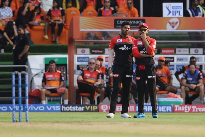 চলতি আইপিএলে বাকী দলগুলি মোটামুটি বেশ কয়েকটি ম্যাচ জিতলেও সবচেয়ে খারাপ অবস্থা এখন বিরাটের আরসিবি-র ৷ রবিবারের হায়দরাবাদ ম্যাচ ধরলে এই নিয়ে টানা তিন ম্যাচে হার ৷ স্বভাবতই চাপে অধিনায়ক বিরাট কোহলি এবং তাঁর দল ৷ Photo Courtesy: BCCI/IPL চলতি আইপিএলে বাকী দলগুলি মোটামুটি বেশ কয়েকটি ম্যাচ জিতলেও সবচেয়ে খারাপ অবস্থা এখন বিরাটের আরসিবি-র ৷ রবিবারের হায়দরাবাদ ম্যাচ ধরলে এই নিয়ে টানা তিন ম্যাচে হার ৷ স্বভাবতই চাপে অধিনায়ক বিরাট কোহলি এবং তাঁর দল ৷ Photo Courtesy: BCCI/IPL