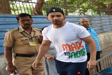 বরুণ শুধু পর্দায় নয় বাস্তবেও ‘হিরো’, ভোট দিতে এসে তিনি যা করলেন.. বরুণ শুধু পর্দায় নয় বাস্তবেও ‘হিরো’, ভোট দিতে এসে তিনি যা করলেন..