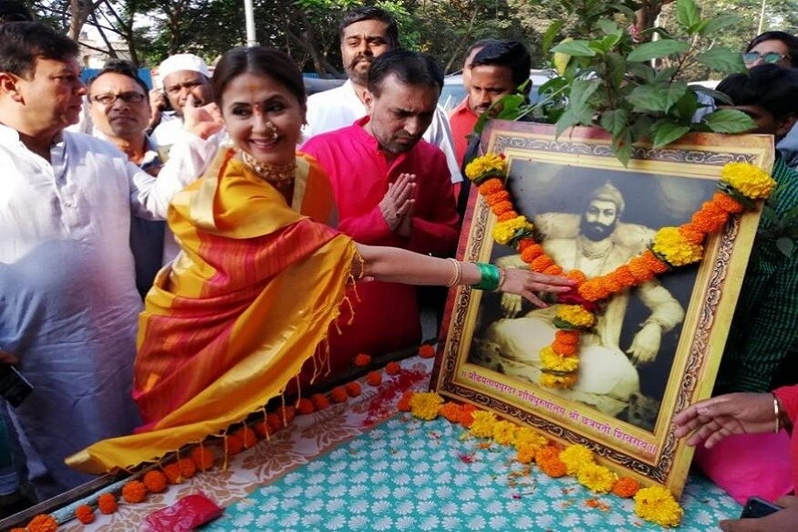 প্রচারে নেমে মুম্বইয়ের রাস্তায় গ্ল্যামার ছড়ালেন কংগ্রেস প্রার্থী উর্মিলা মাতন্ডকর। গুড়ি পড়বা উৎসব উপলক্ষে ট্রাডিশনাল মারাঠি শাড়ি পড়ে প্রচারে বেরোন তিনি। (Image: Ayaz Ahmad/News18) প্রচারে নেমে মুম্বইয়ের রাস্তায় গ্ল্যামার ছড়ালেন কংগ্রেস প্রার্থী উর্মিলা মাতন্ডকর। গুড়ি পড়বা উৎসব উপলক্ষে ট্রাডিশনাল মারাঠি শাড়ি পড়ে প্রচারে বেরোন তিনি। (Image: Ayaz Ahmad/News18)