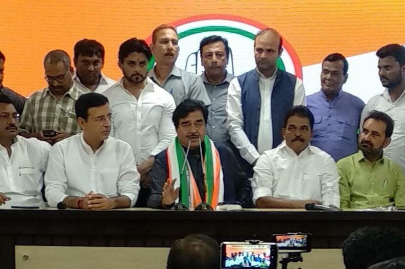 প্রায় ৩ দশক ধরে বিজেপির সঙ্গে যুক্ত ছিলেন শত্রুঘ্ন সিনহা ৷ বিজেপি দলের সঙ্গে যুক্ত থাকাকালীন দু’দুবার পটনা সাহিব লোকসভা কেন্দ্র থেকে ভোটে দাঁড়িয়েছিলেন তিনি ৷ (Image: Jaypal Rawat/News18)