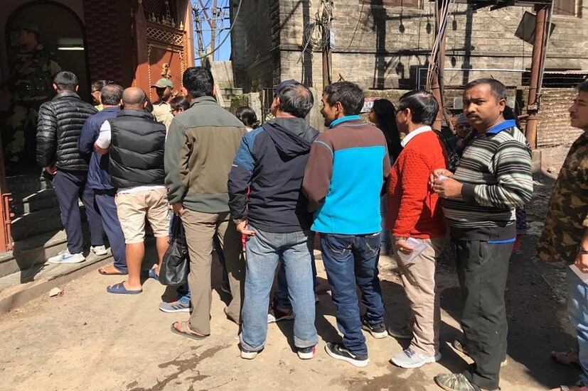 তারপর সময় যত গড়িয়েছে ততই বেড়েছে ভিড়৷ বুথের বাইরে লম্বা লাইনও পড়েছে৷ 