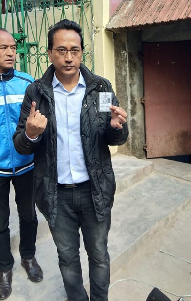 ভোট দিতে এলেন জিএনএলএফের মন ঘিসিং৷ 