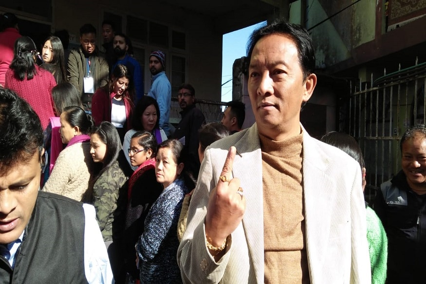 সকাল সকাল ভোট দিলেন বিনয় তামাং৷ দার্জিলিঙের ব্লুমফিল্ড স্কুলে প্রথমে ইভিএম সমস্যা হয়৷ পরে ঠিক হতেই ভোট দেন বিনয়৷ সকাল সকাল ভোট দিলেন বিনয় তামাং৷ দার্জিলিঙের ব্লুমফিল্ড স্কুলে প্রথমে ইভিএম সমস্যা হয়৷ পরে ঠিক হতেই ভোট দেন বিনয়৷