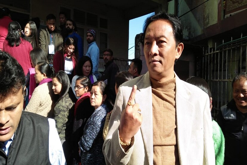 সকাল সকাল ভোট দিলেন বিনয় তামাং৷ দার্জিলিঙের ব্লুমফিল্ড স্কুলে প্রথমে ইভিএম সমস্যা হয়৷ পরে ঠিক হতেই ভোট দেন বিনয়৷ 