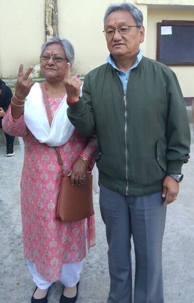 একইভাবে সকাল সকাল ভোট সস্ত্রীক দিয়ে এলেন দার্জিলিঙের তৃণমূল প্রার্থী অমর রাই৷ 