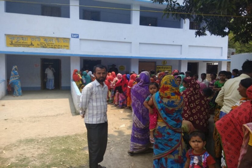 তৃতীয় দফার ভোটেও কমিশনের মাথাব্যাথা ইভিএম। রাজ্যের পাঁচ লোকসভা কেন্দ্রের একাধিক বুথে ইভিএম ও ভিভিপ্যাট বিভ্রাট। বহু বুথে ভোট শুরু হতে দেরি। ক্ষুব্ধ ভোটাররা। 