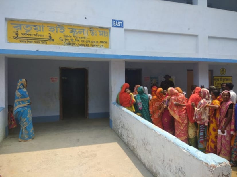 মালদহ উত্তর কেন্দ্রের রতুয়া হাই স্কুলে ইভিএম বিভ্রাট। ৩ ঘন্টা পরও শুরু হল না ভোটগ্রহণ।  