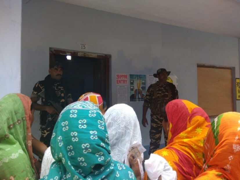 প্রচন্ড রোদে এতক্ষণ লাইনে দাঁড়িয়ে থাকতে হওয়ায় ক্ষুব্ধ ভোটাররা ৷ 