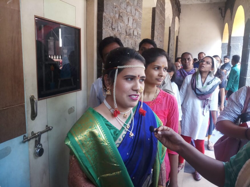 নাগরিক দায়িত্ব পালনের কাজ সবার আগে বাকি সব কিছু পরে ৷ তার দৃষ্টান্ত গড়লেন পুনের শ্রদ্ধা ভগৎ ৷ নাগরিক দায়িত্ব পালনের কাজ সবার আগে বাকি সব কিছু পরে ৷ তার দৃষ্টান্ত গড়লেন পুনের শ্রদ্ধা ভগৎ ৷