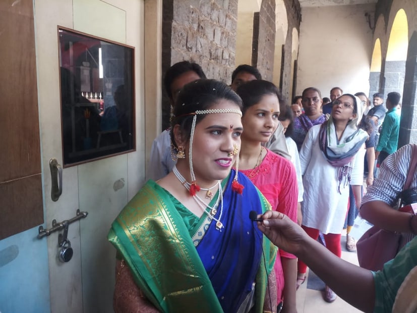 নাগরিক দায়িত্ব পালনের কাজ সবার আগে বাকি সব কিছু পরে ৷ তার দৃষ্টান্ত গড়লেন পুনের শ্রদ্ধা ভগৎ ৷