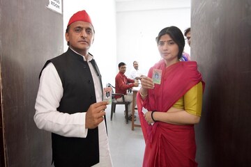 স্ত্রী ডিম্পলকে সঙ্গে নিয়ে ভোট দিলেন সমাজবাদী পার্টি প্রধান অখিলেশ যাদব